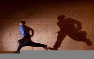梦见自己被追杀预示什么(梦到被追杀一直逃跑预示什么)