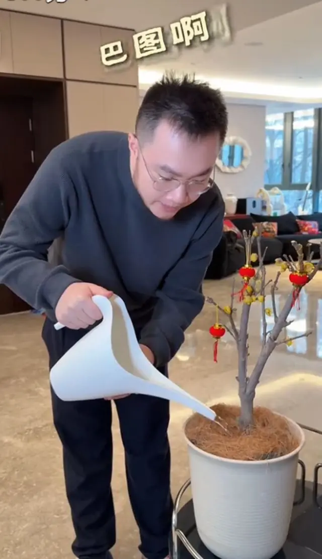宋丹丹和儿子一家过除夕，气色超好越来越年轻，巴图博谷给贴春联